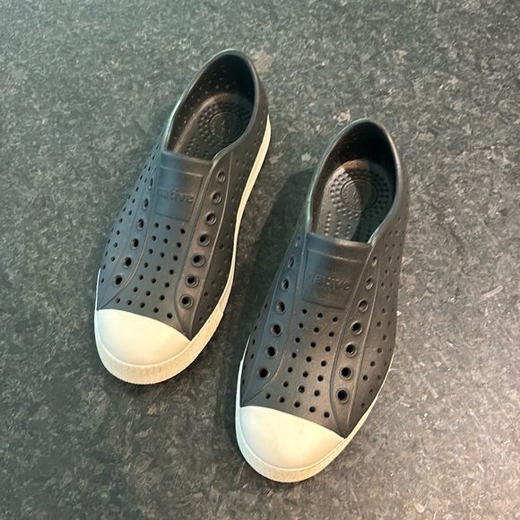 GENTLY Worn junior NATIVE JEFFERSON SHOES . - Picture 7 of 7